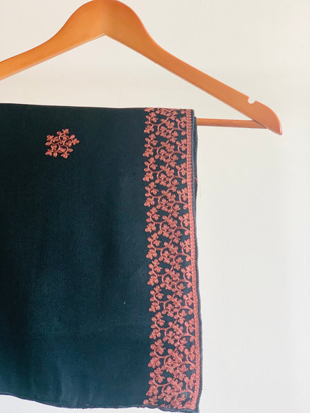 Embroidered Border Spray Motif