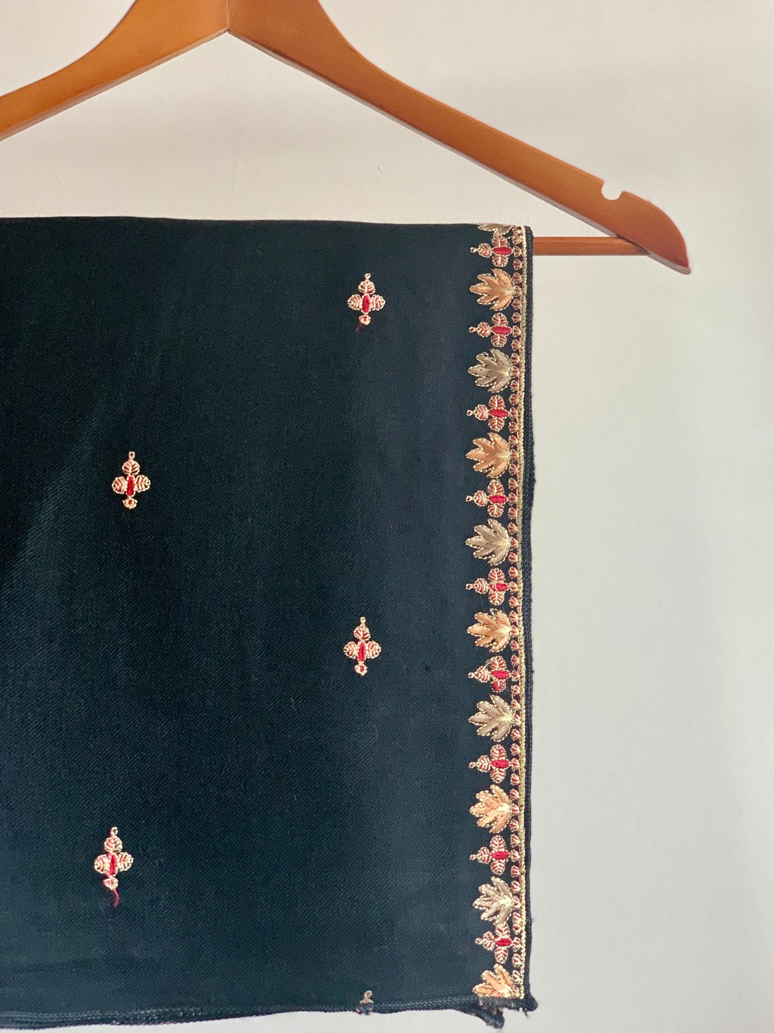 Embroidered Border Spray Motif